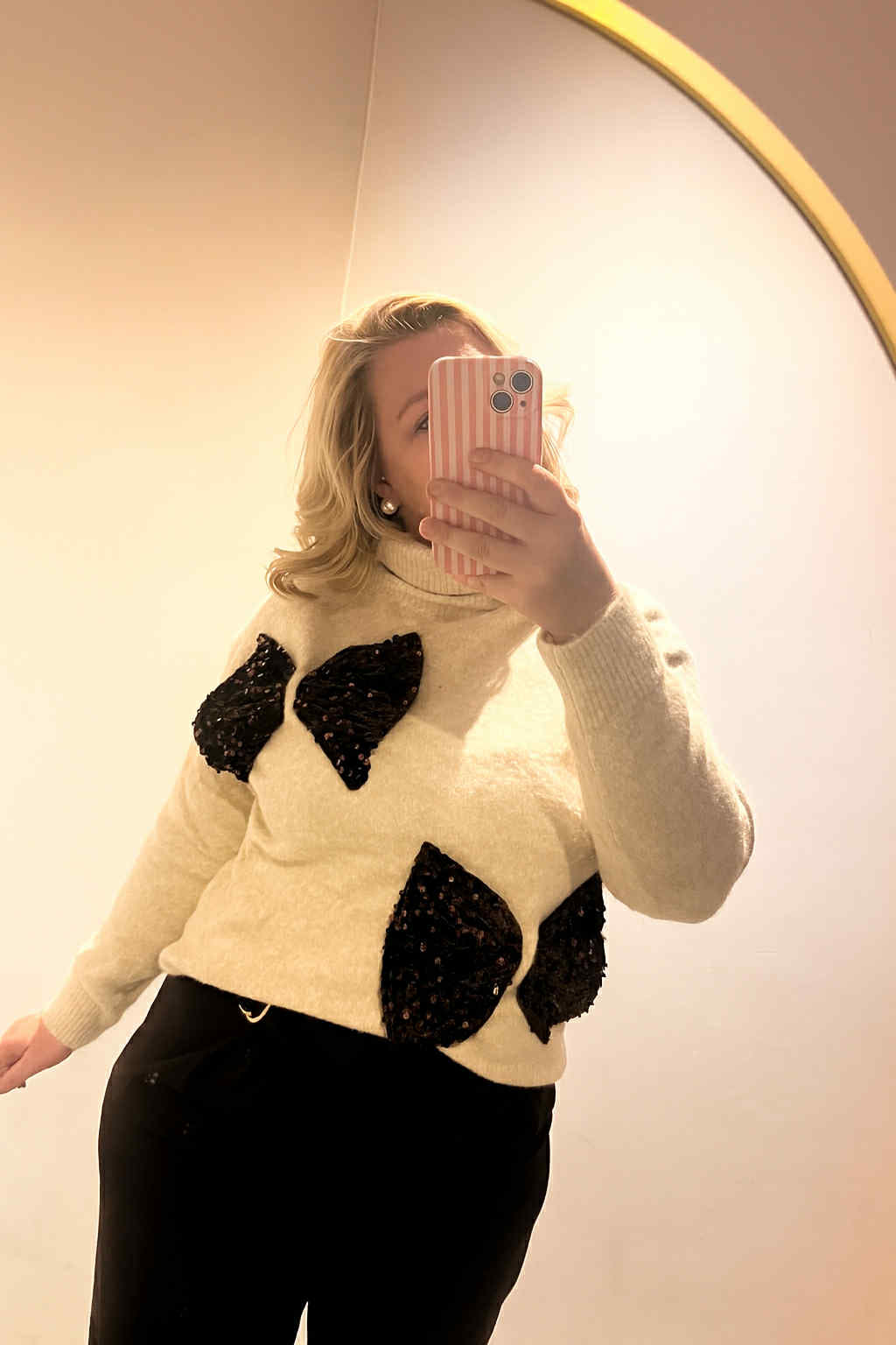 Beige coltrui met pailletten strik