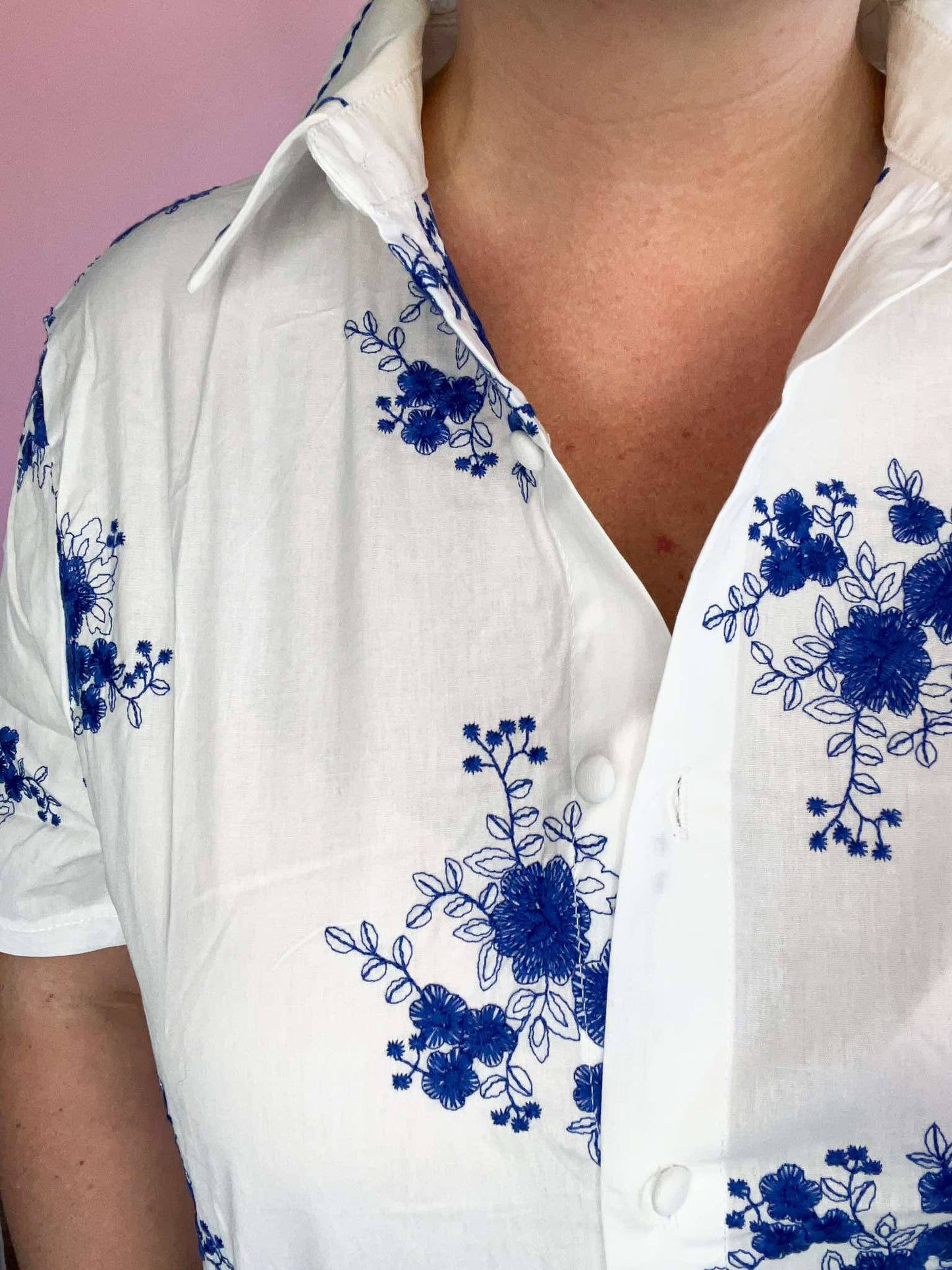 Blouse met blauwe bloemen