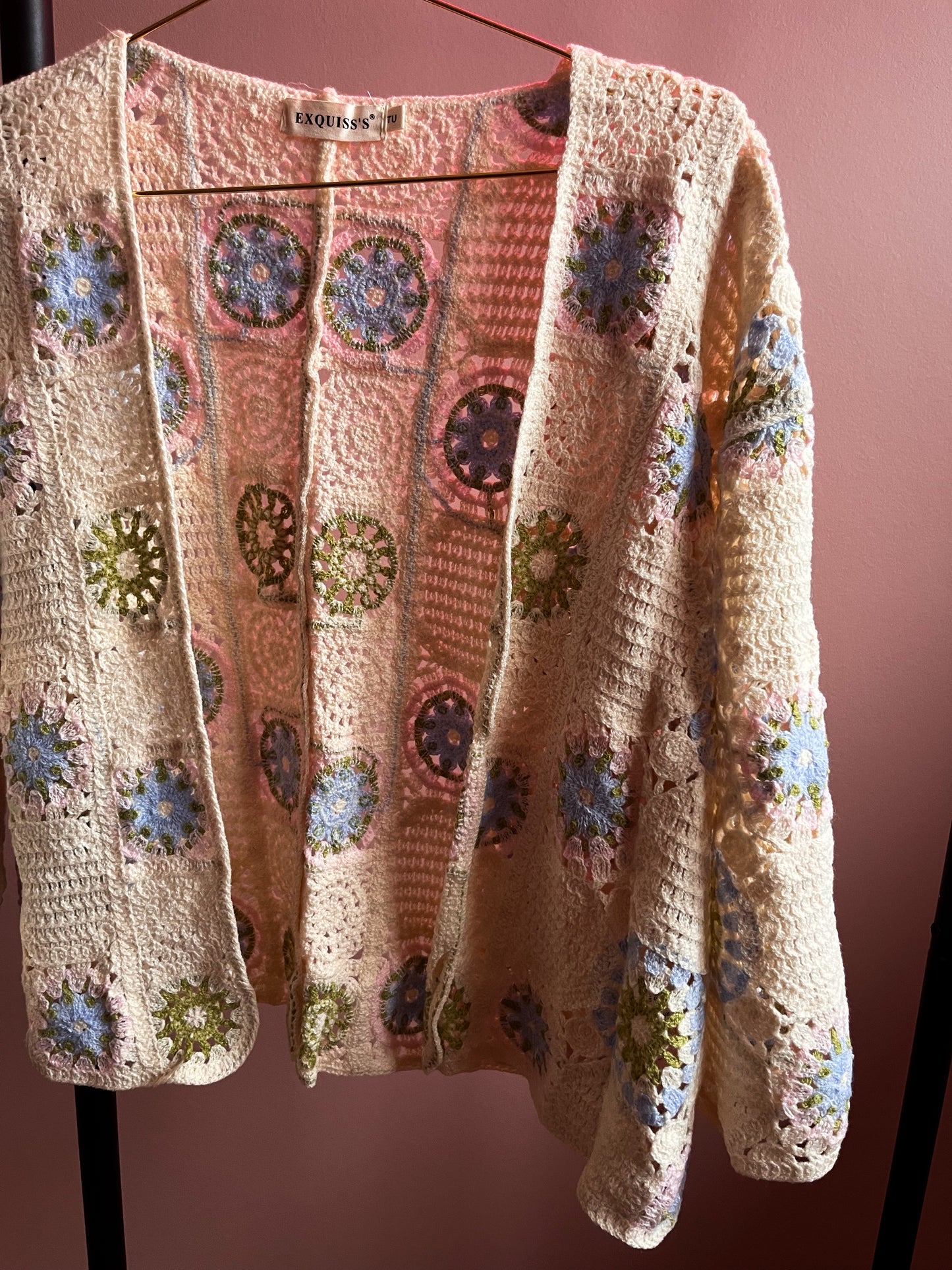 Gehaakt giletje met bloemenpatroon