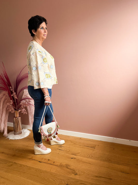 Gehaakt giletje met bloemenpatroon