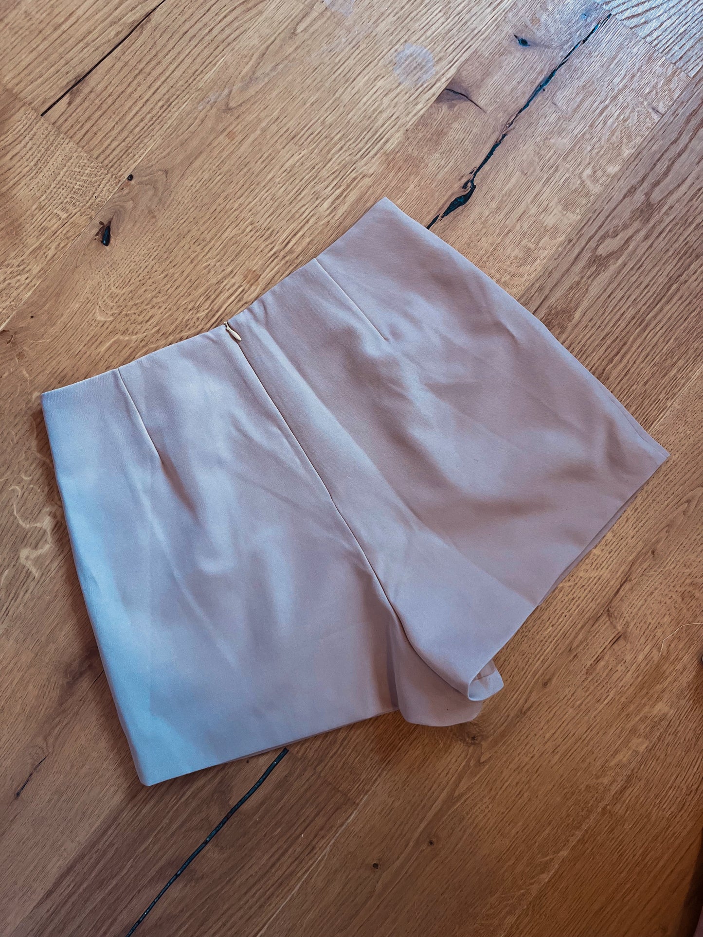 Beige short met gouden buttons