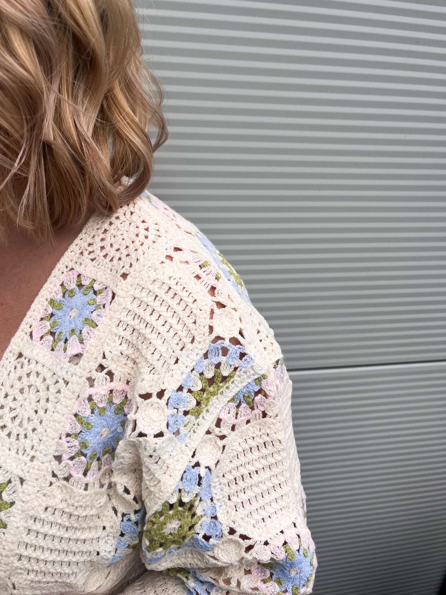 Gehaakt giletje met bloemenpatroon