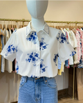 Blouse met blauwe bloemen