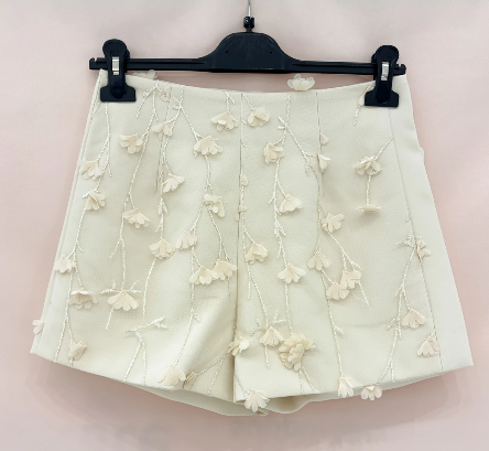 Wit shortje met bloemen