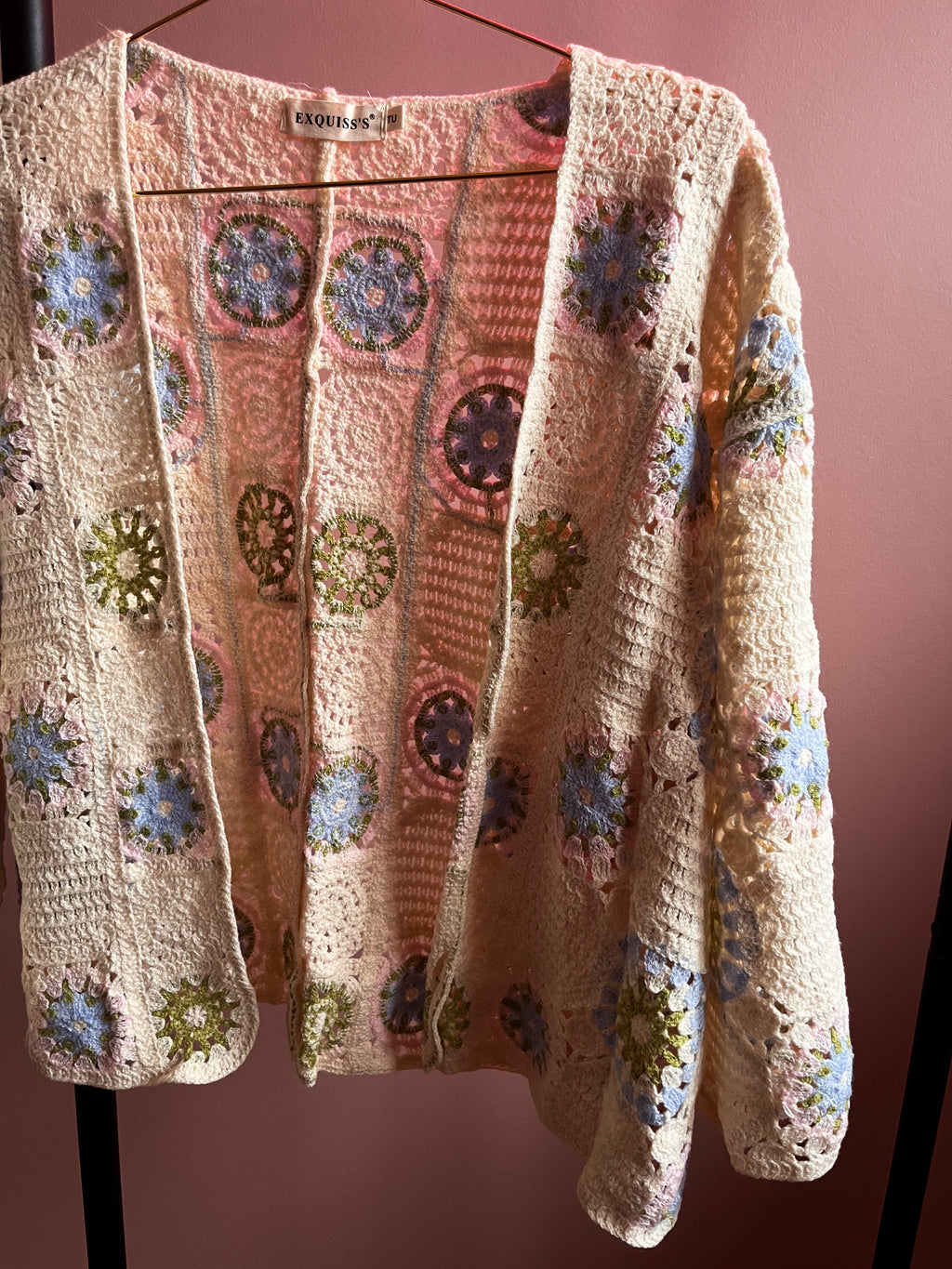 Gehaakt giletje met bloemenpatroon