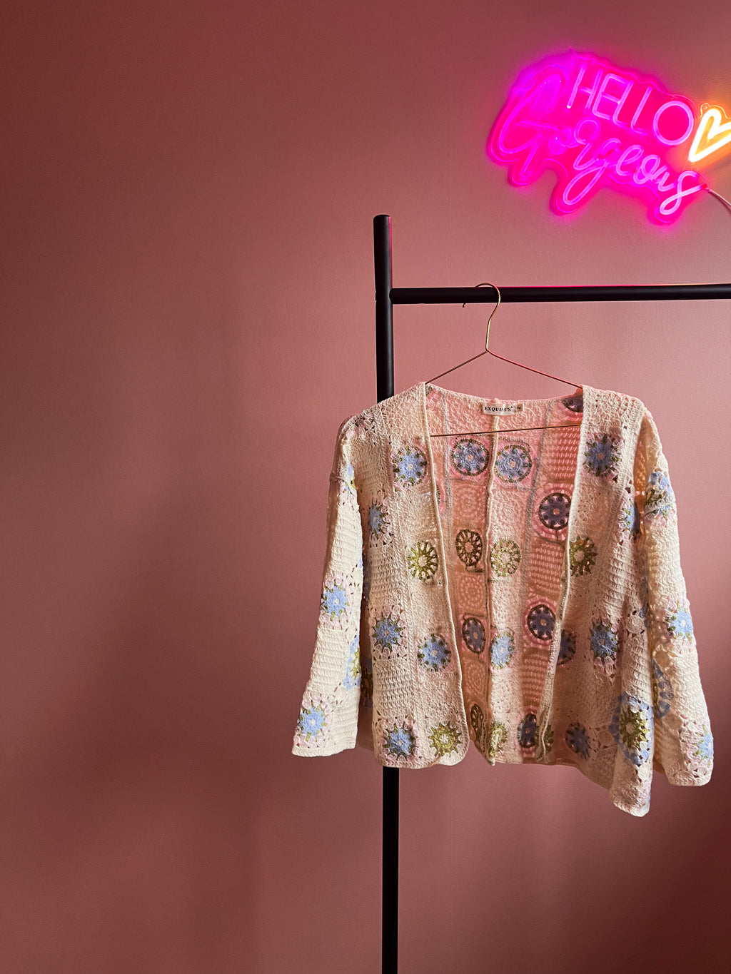 Gehaakt giletje met bloemenpatroon