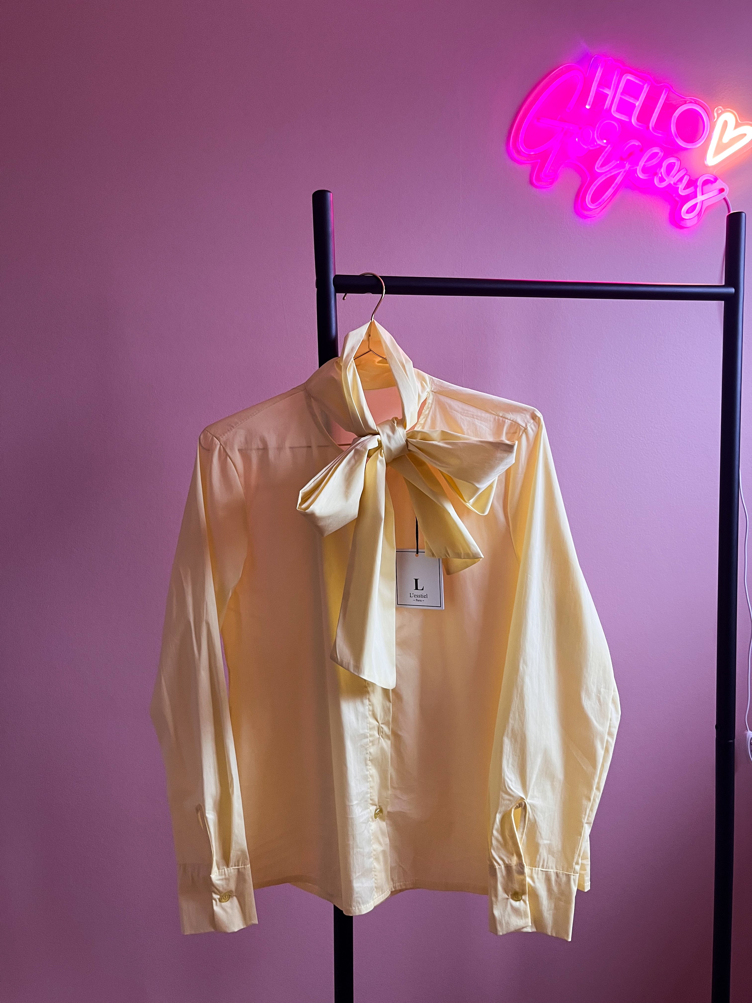 Gele blouse met grote strik