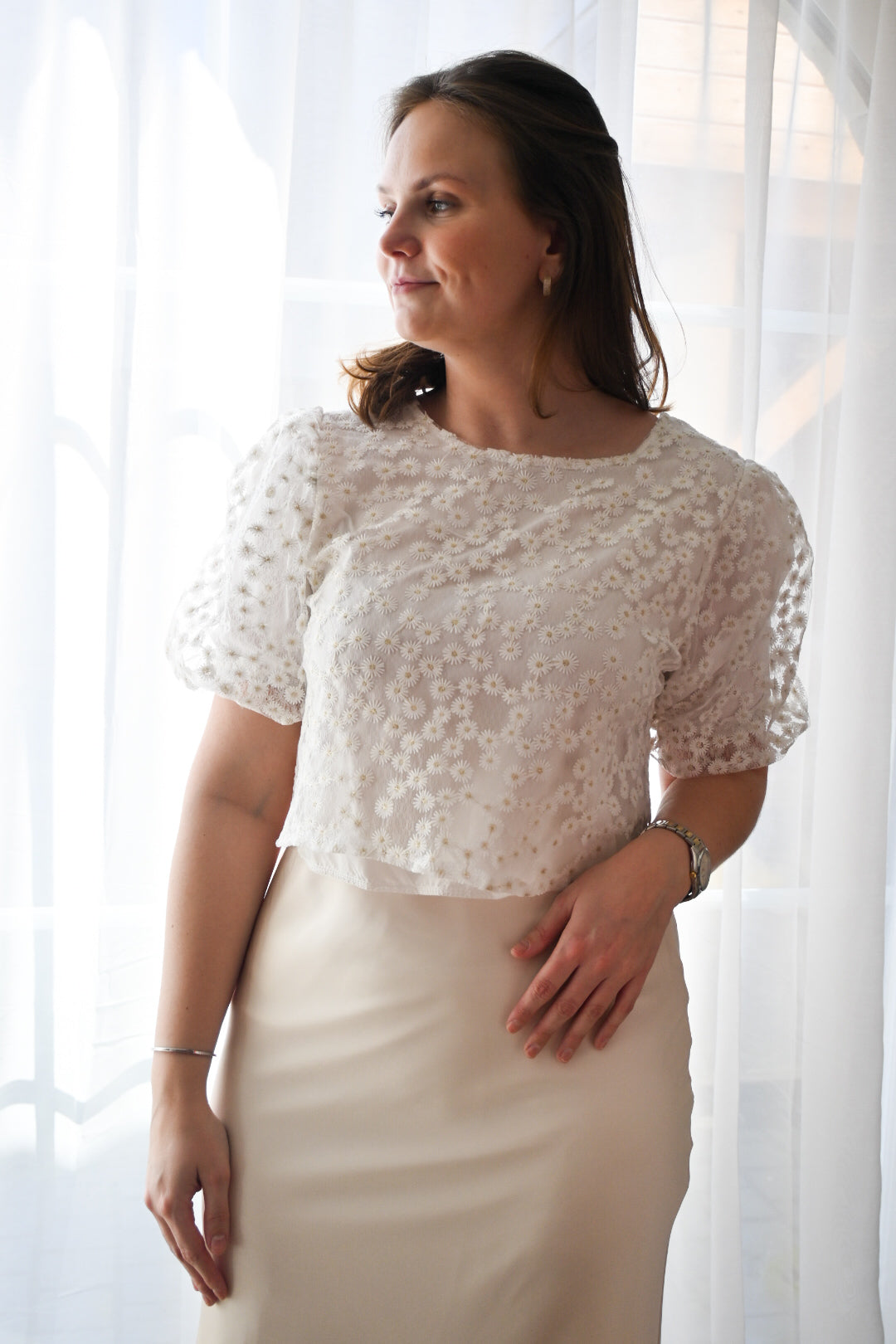 Top met geborduurde madeliefjes