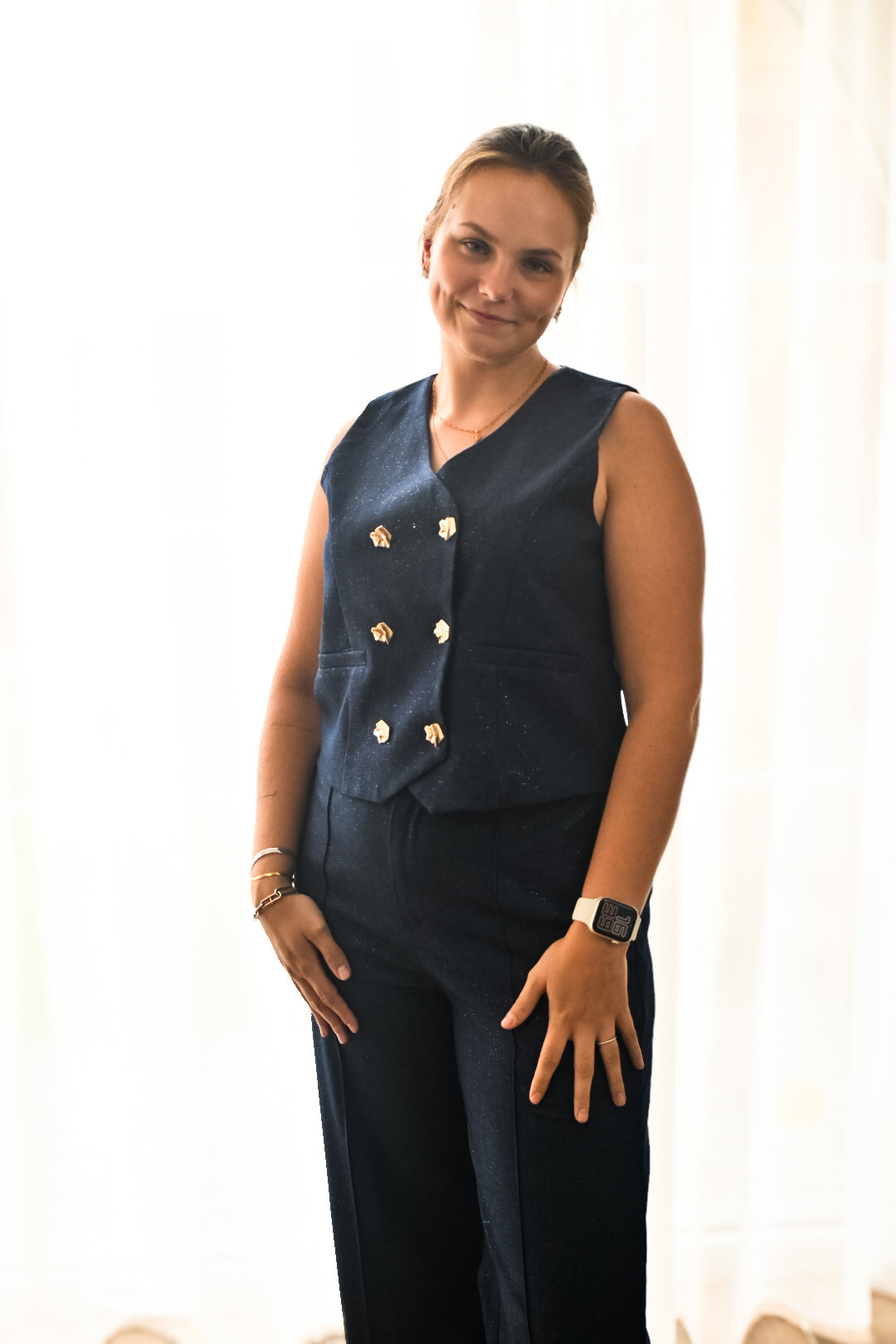 Glitter vest met gouden buttons.