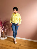 Gele blouse met grote strik