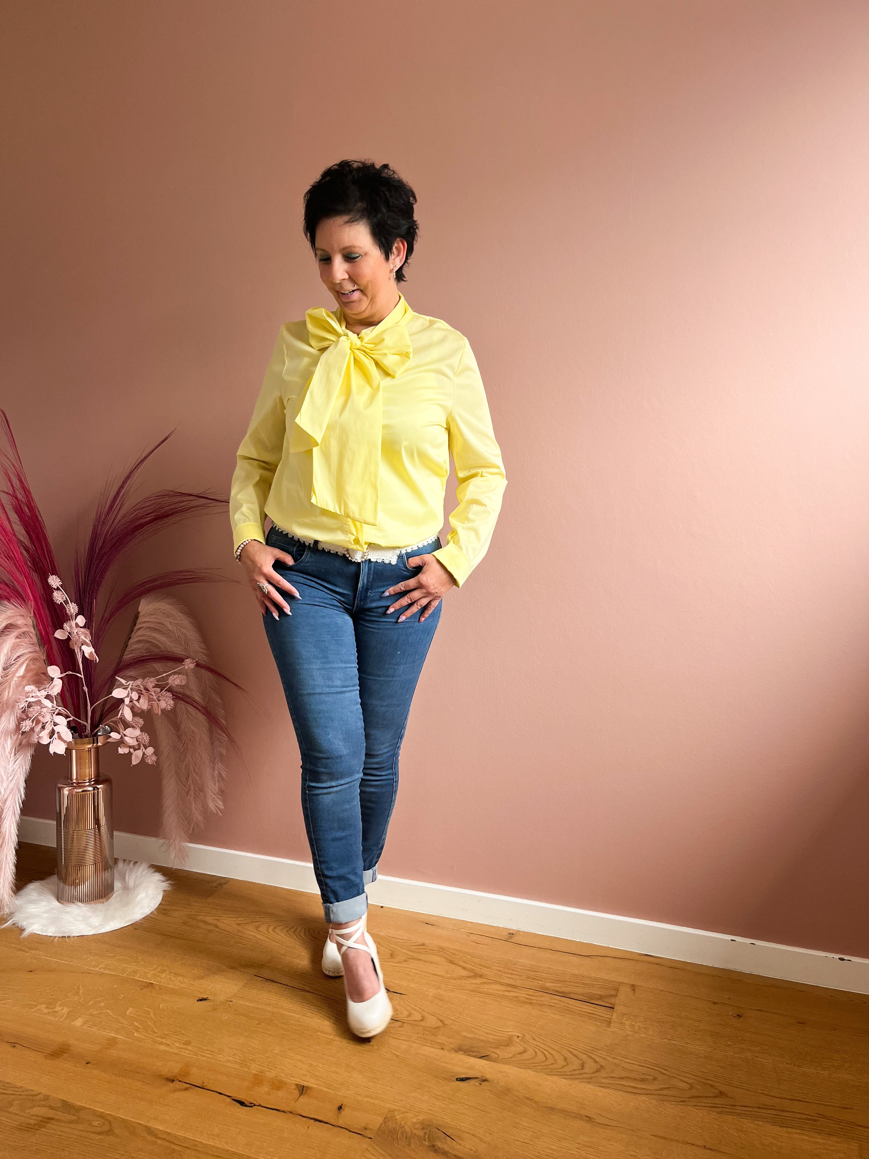 Gele blouse met grote strik