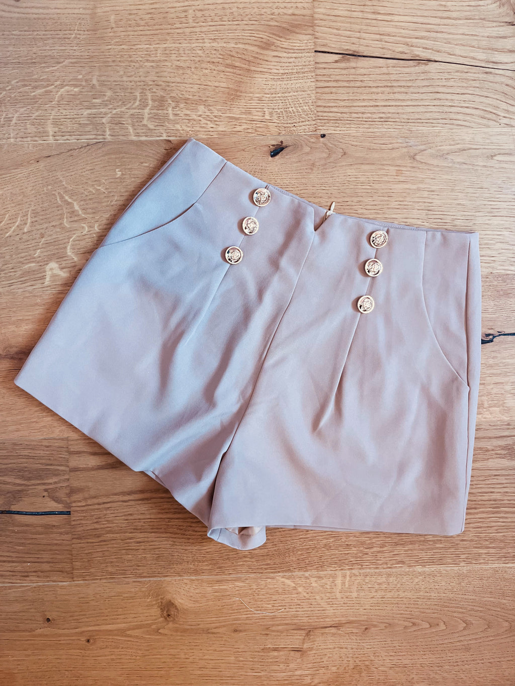 Beige short met gouden buttons