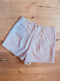 Beige short met gouden buttons