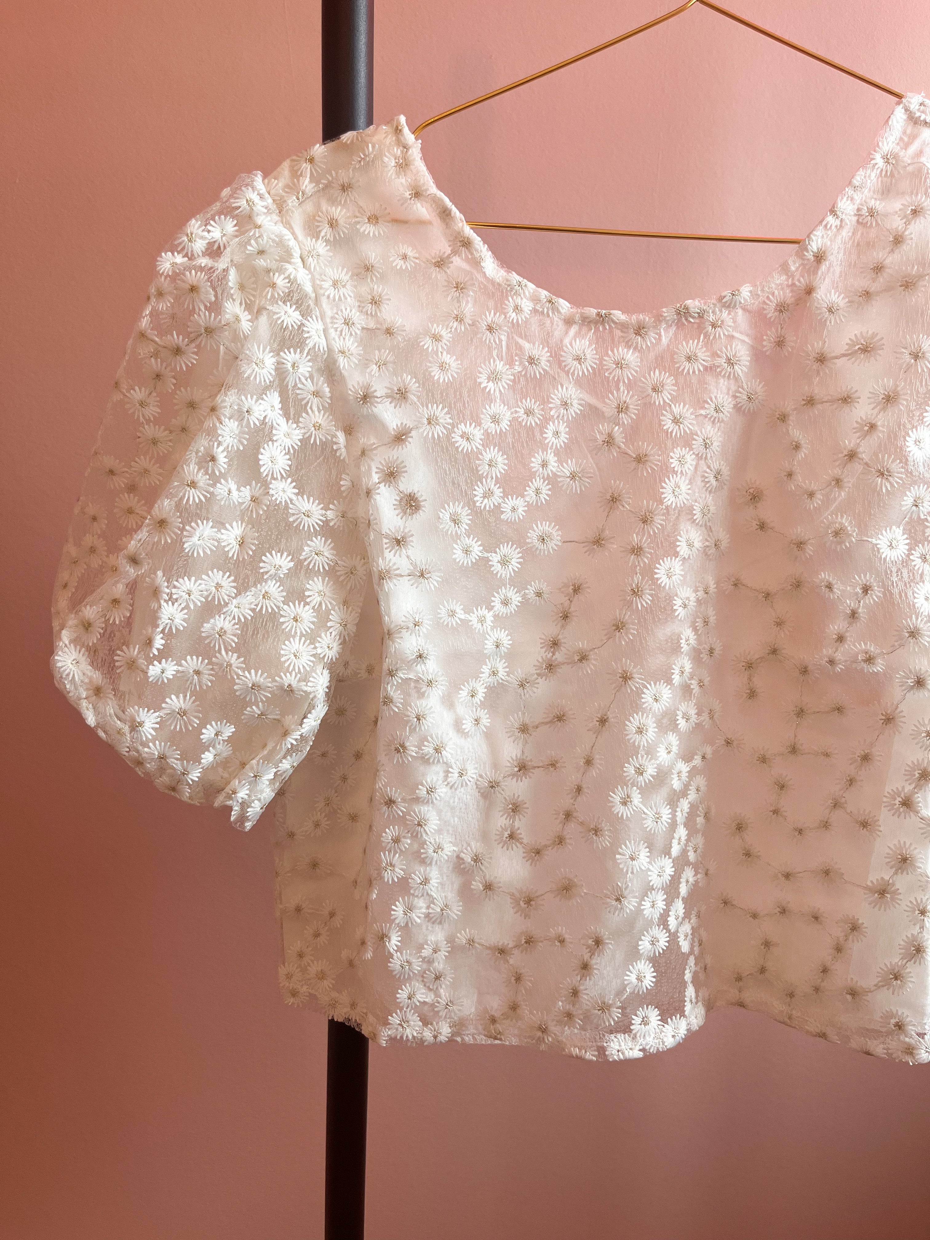 Top met geborduurde madeliefjes