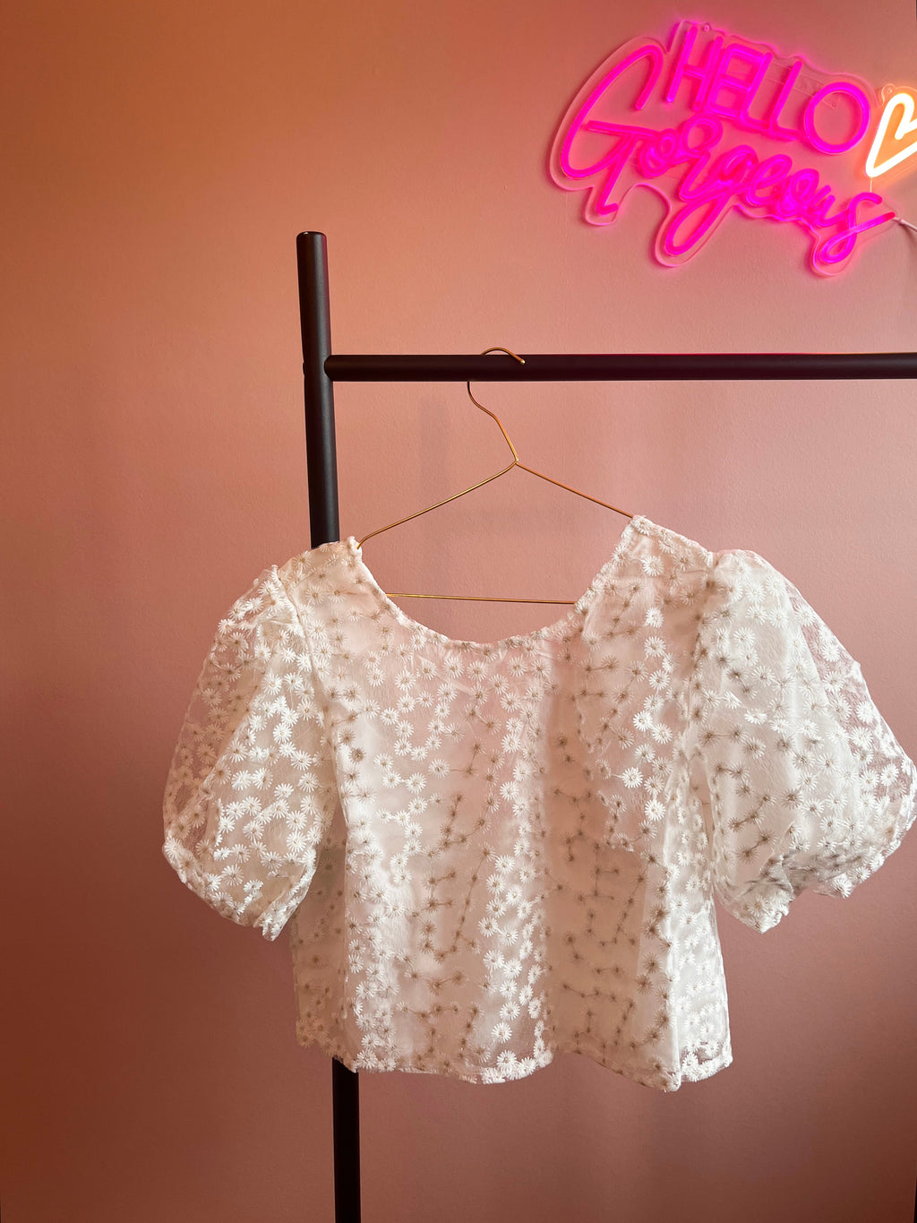 Top met geborduurde madeliefjes